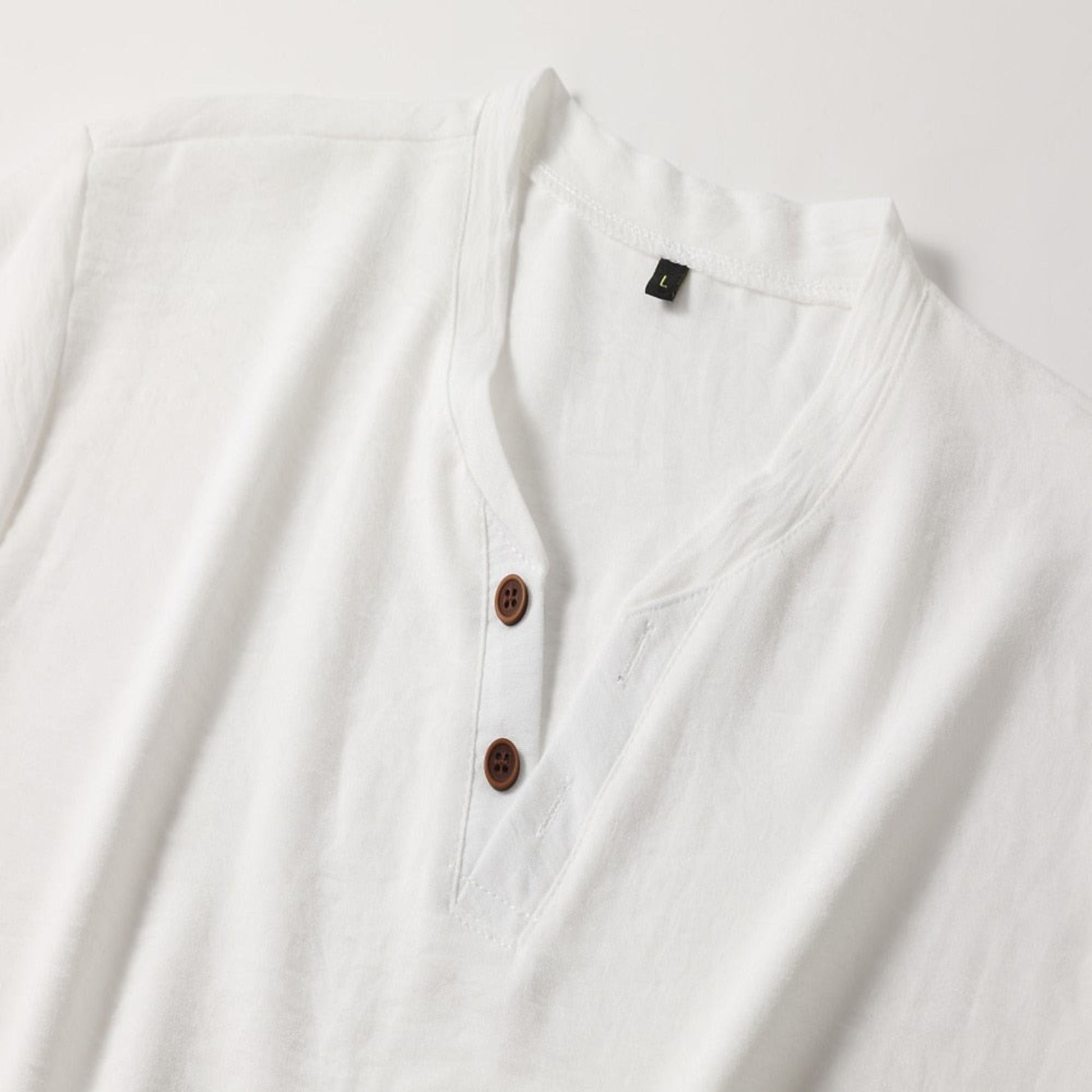 T-Shirt für Männer - Henley T-Shirt mit V-Ausschnitt und Knopfleiste für den Sommer-HauteBerlin