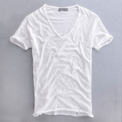 T-Shirt mit V-Ausschnitt – leichtes Slim-Fit-T-Shirt aus Baumwolle für Herren-HauteBerlin