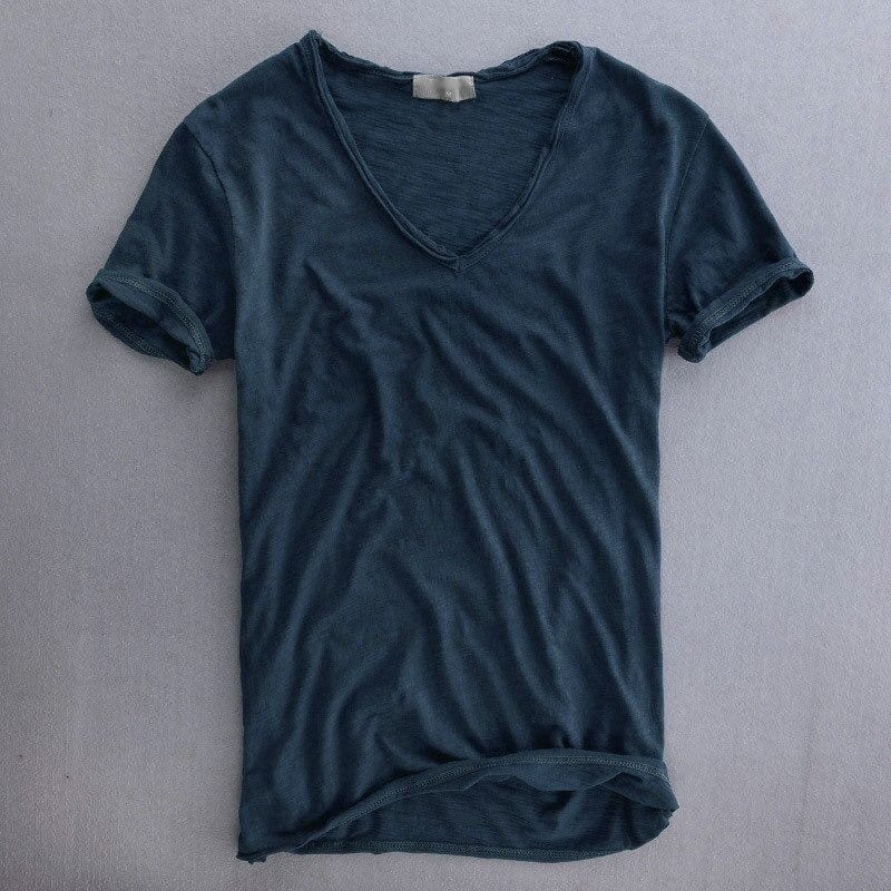 T-Shirt mit V-Ausschnitt – leichtes Slim-Fit-T-Shirt aus Baumwolle für Herren-HauteBerlin