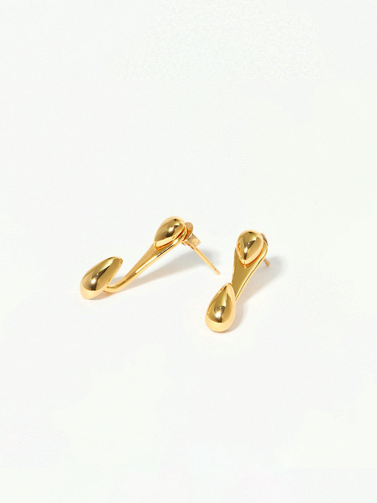 Tropfenförmiger Ohrring – Minimalistische goldene Ohrstecker für Damen-HauteBerlin