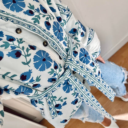 Übergangsjacke Damen | Blaues Blumenmuster | Knopfleiste mit Gürtel-HauteBerlin