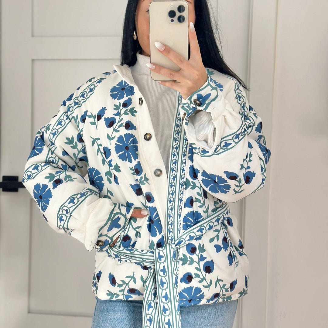 Übergangsjacke Damen | Blaues Blumenmuster | Knopfleiste mit Gürtel-HauteBerlin