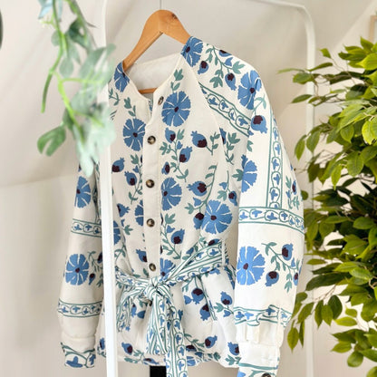 Übergangsjacke Damen | Blaues Blumenmuster | Knopfleiste mit Gürtel-HauteBerlin