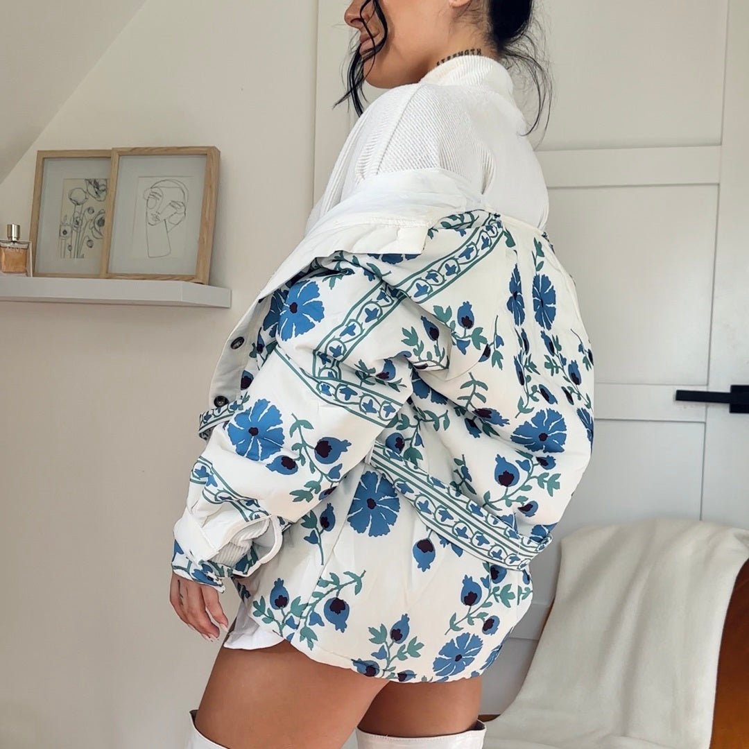 Übergangsjacke Damen | Blaues Blumenmuster | Knopfleiste mit Gürtel-HauteBerlin