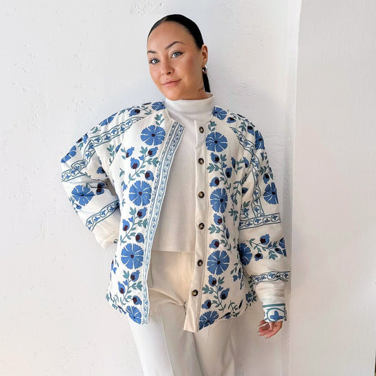 Übergangsjacke Damen | Blaues Blumenmuster | Knopfleiste mit Gürtel-HauteBerlin