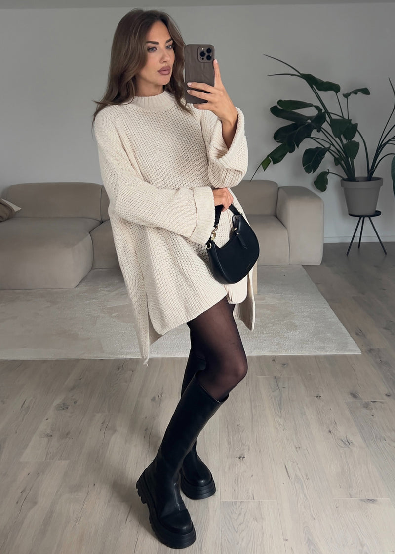 Übergroßer Pullover | Lockere Strickware | Hellbeige | Locker sitzender Pullover | Pulloverkleid-HauteBerlin