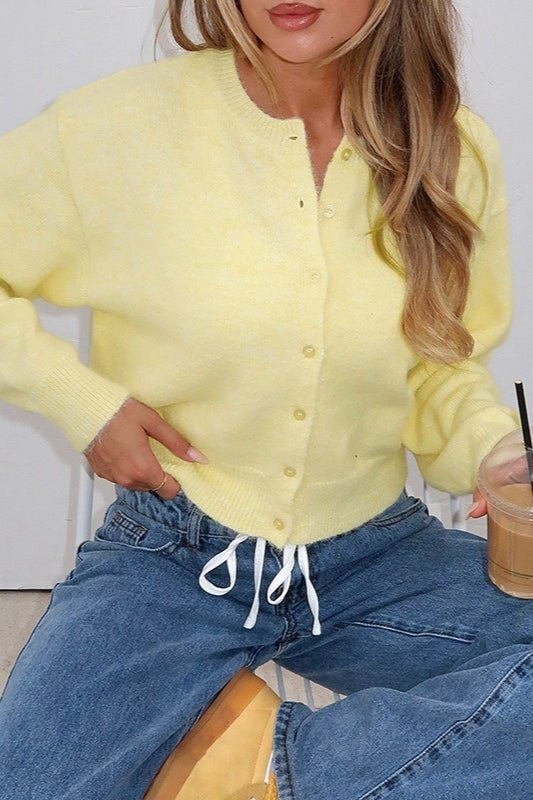 Hellgelbe kurze Strickjacke zu Jeans