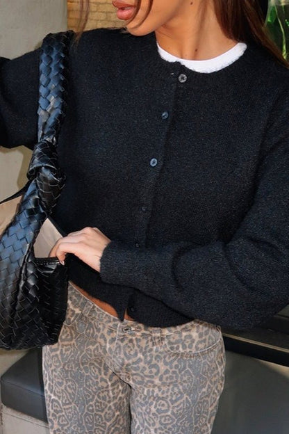 Schwarze kurze Strickjacke mit Hose im Leopardenmuster und geflochtener Tasche