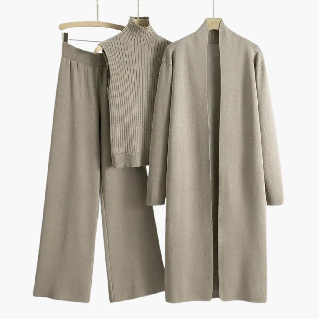 Strick-Dreiteiler in Taupe mit ärmellosem Rollkragentop, weiter Hose und langer Strickjacke auf Kleiderbügeln