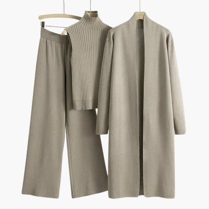 Strick-Dreiteiler in Taupe mit ärmellosem Rollkragentop, weiter Hose und langer Strickjacke auf Kleiderbügeln