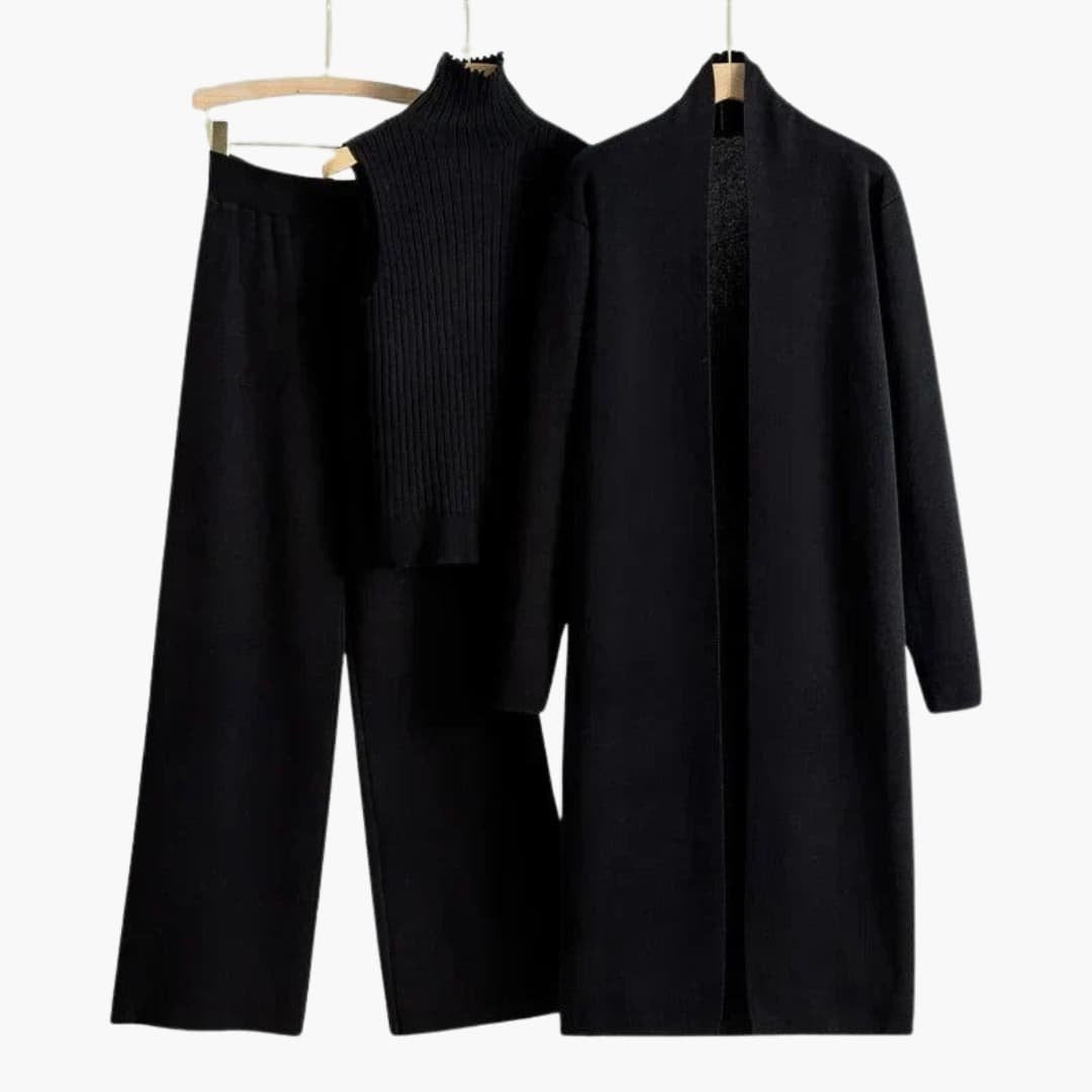 Strick-Dreiteiler in Schwarz mit ärmellosem Rollkragentop, weiter Hose und langer Strickjacke auf Kleiderbügeln