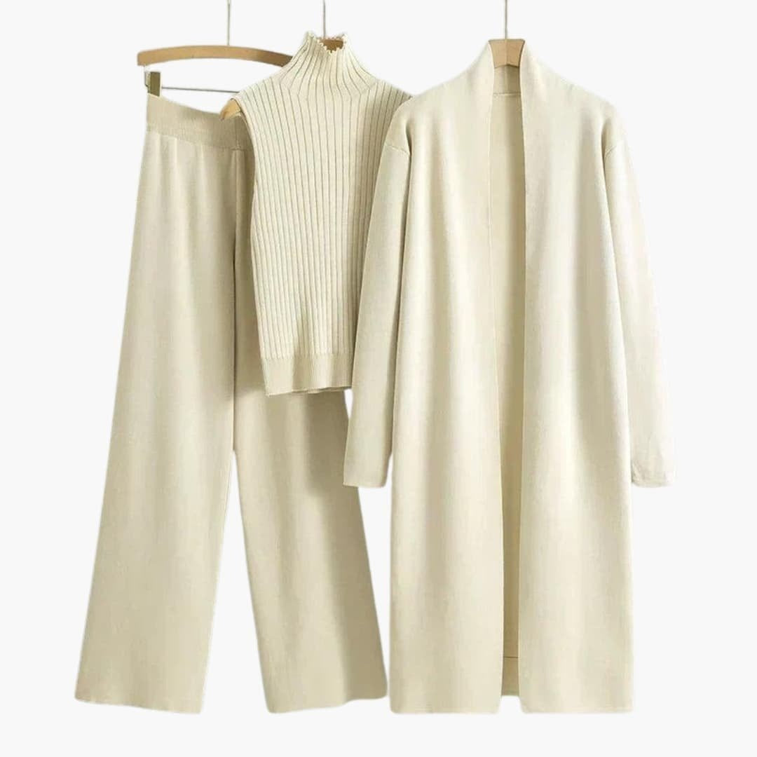 Strick-Dreiteiler in Creme mit ärmellosem Rollkragentop, weiter Hose und langer Strickjacke auf Kleiderbügeln