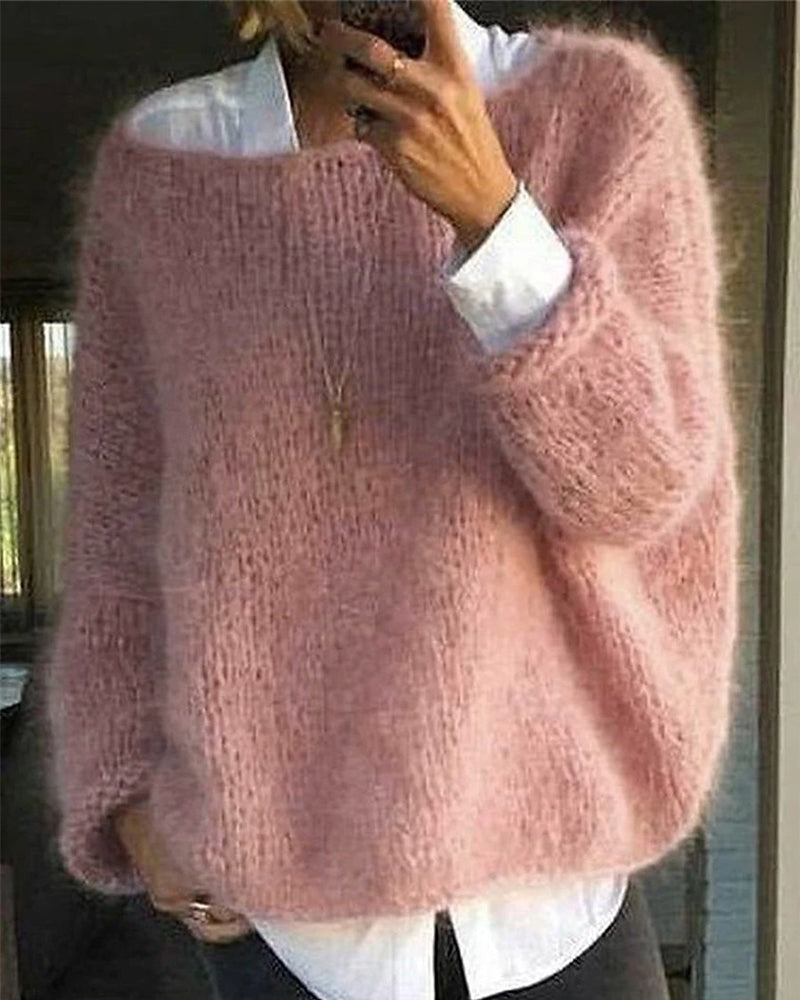 Flauschiger Pullover in Altrosa, getragen über einer weißen Bluse