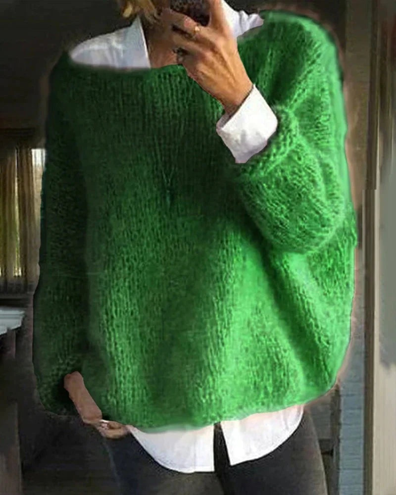 Flauschiger Pullover in Grün, getragen über einer weißen Bluse