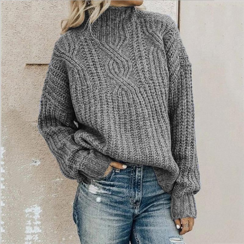 Grobstrickpullover mit Zopfmuster und Stehkragen in Grau, zu Jeans mit Rissen getragen