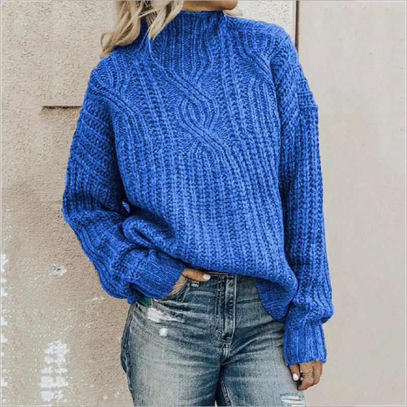 Grobstrickpullover mit Zopfmuster und Stehkragen in Königsblau, zu Jeans mit Rissen getragen