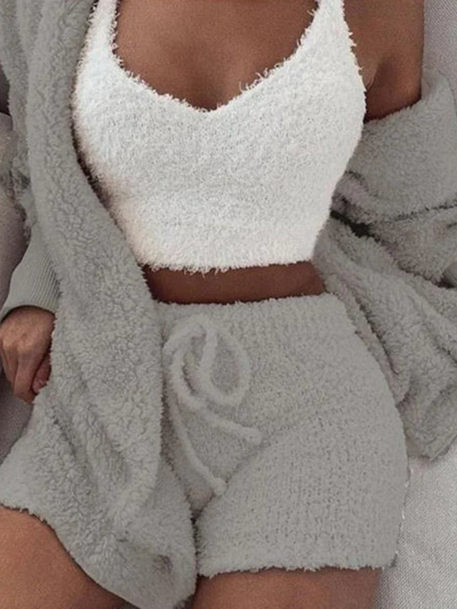 Flauschiger Cardigan und Shorts in Grau mit cremeweißem Crop-Top