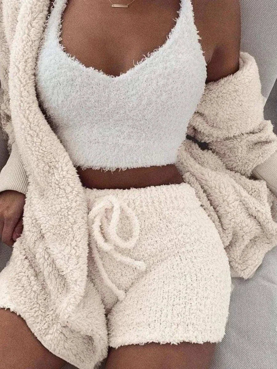 Flauschiger Cardigan und Shorts in Beige mit cremeweißem Crop-Top