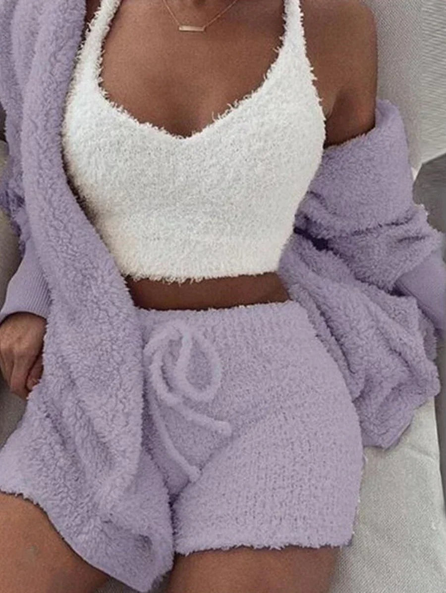 Flauschiger Cardigan und Shorts in Flieder mit cremeweißem Crop-Top