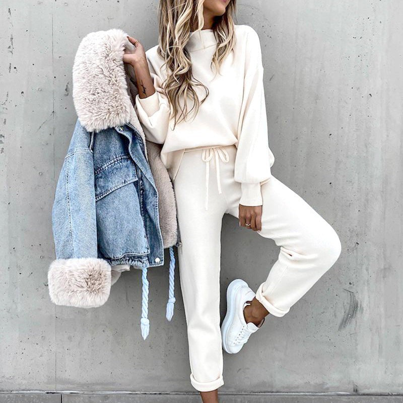 Strick-Hausanzug in Creme mit Jeansjacke in der Hand