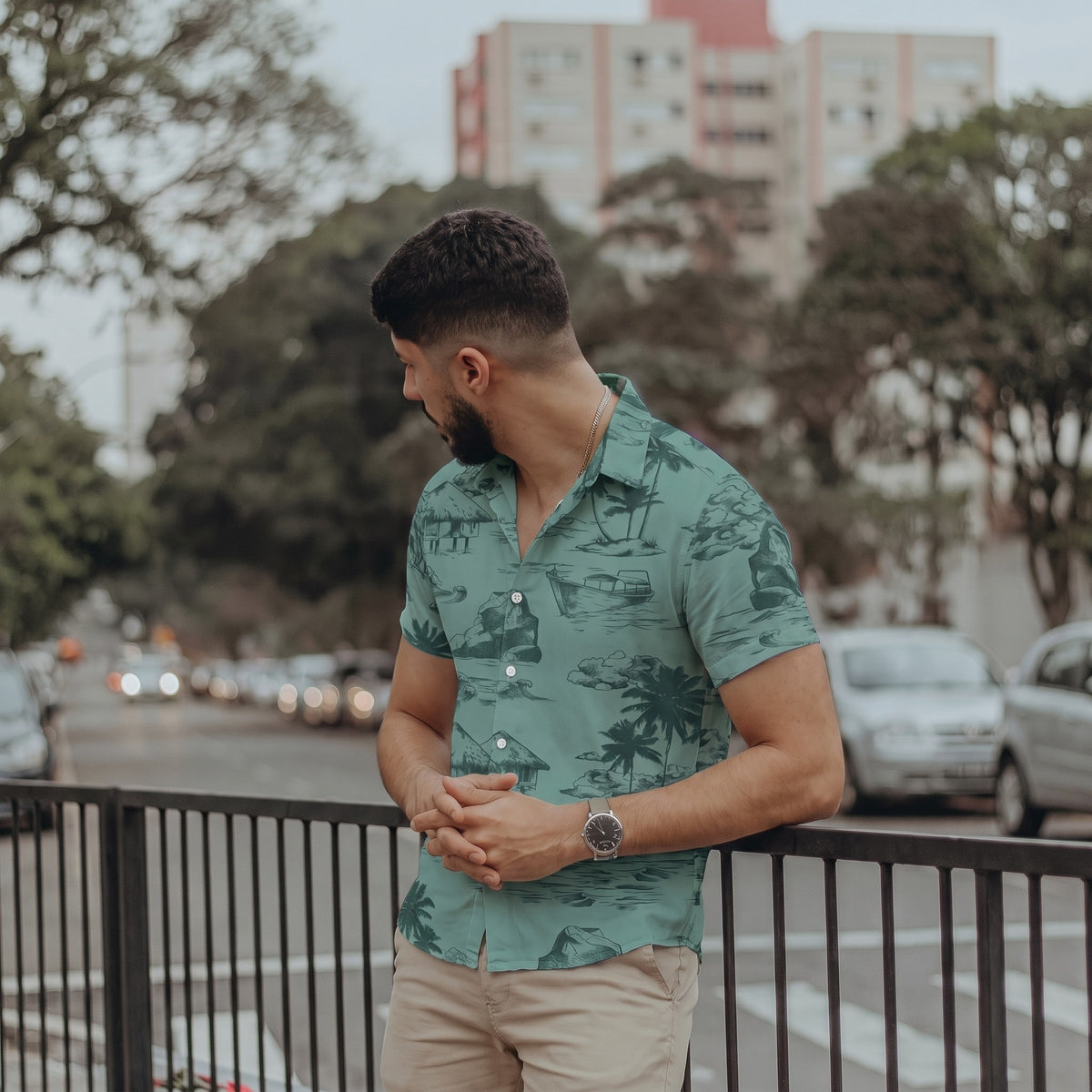 Hawaiihemd Herren: Kurzarmhemd mit Palmen-Print für den Sommer-HauteBerlin