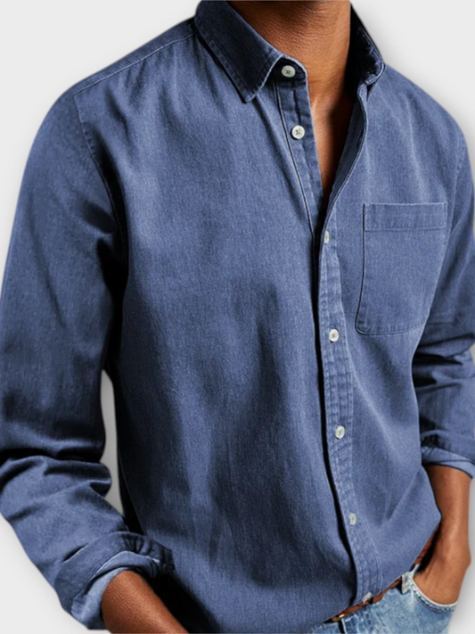 Blaues Jeanshemd mit Brusttasche, langärmlig, von Mann getragen | HauteBerlin