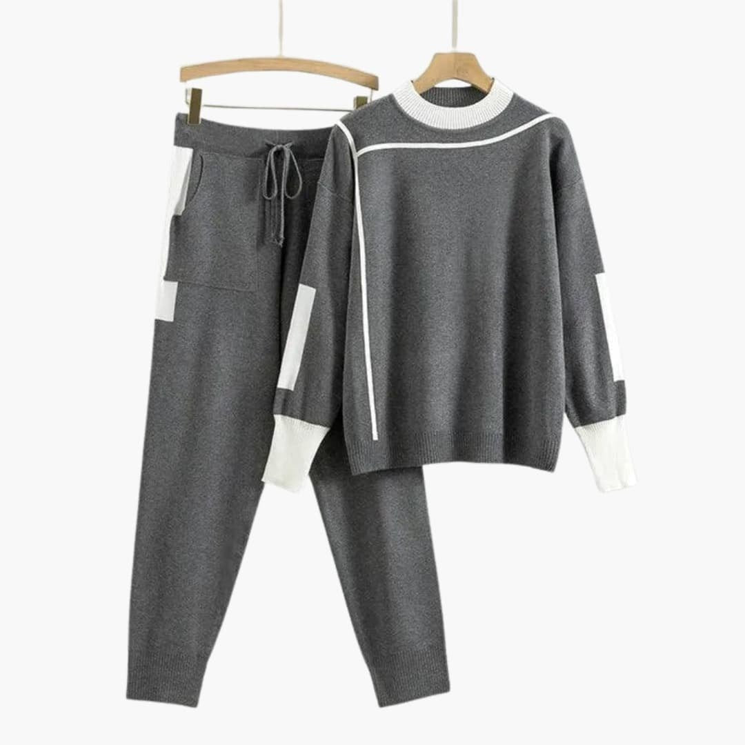 Grauer Strick-Jogginganzug für Damen mit weißen Kontrastpaspeln, Pullover und Hose am Bügel