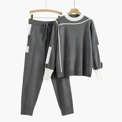 Grauer Strick-Jogginganzug für Damen mit weißen Kontrastpaspeln, Pullover und Hose am Bügel