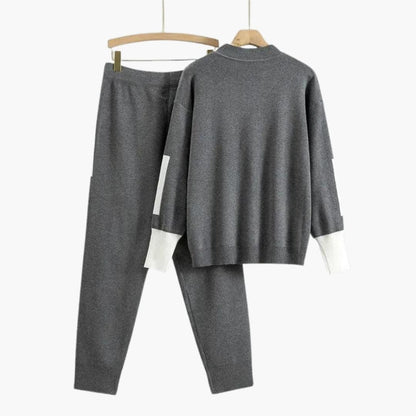 Grauer Strick-Jogginganzug mit weißen Kontrastdetails, Rückansicht