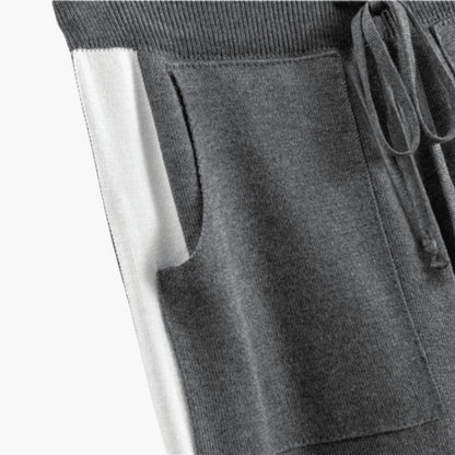 Nahaufnahme des Bunds mit Kordelzug und der Tasche mit weißem Streifen