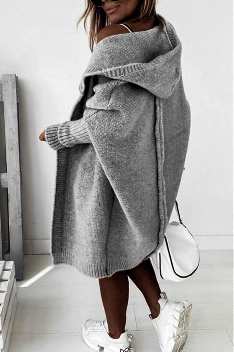 Graue Oversize-Strickjacke mit Kapuze, Seiten- und Rückansicht