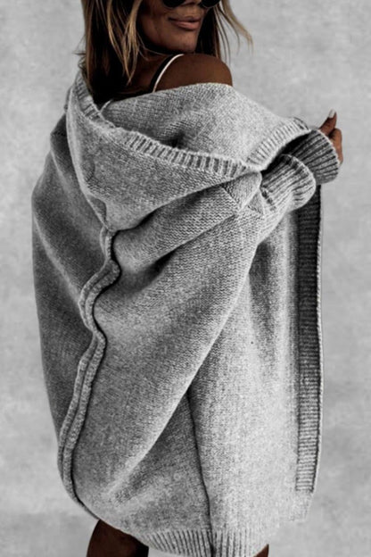 Graue Strickjacke mit Kapuze, Rückansicht mit Rückennaht