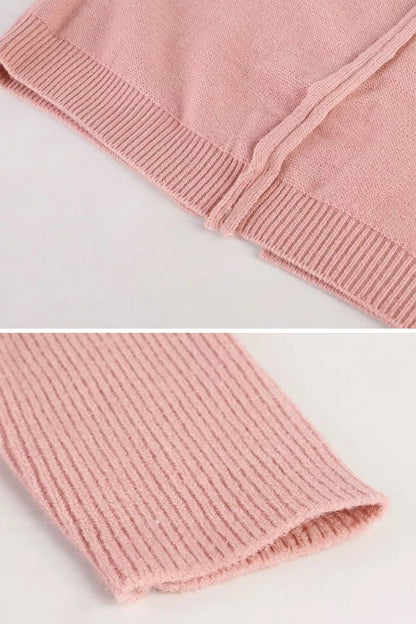 Details der rosa Strickjacke: Rückennaht am Rippbund und Rippbündchen