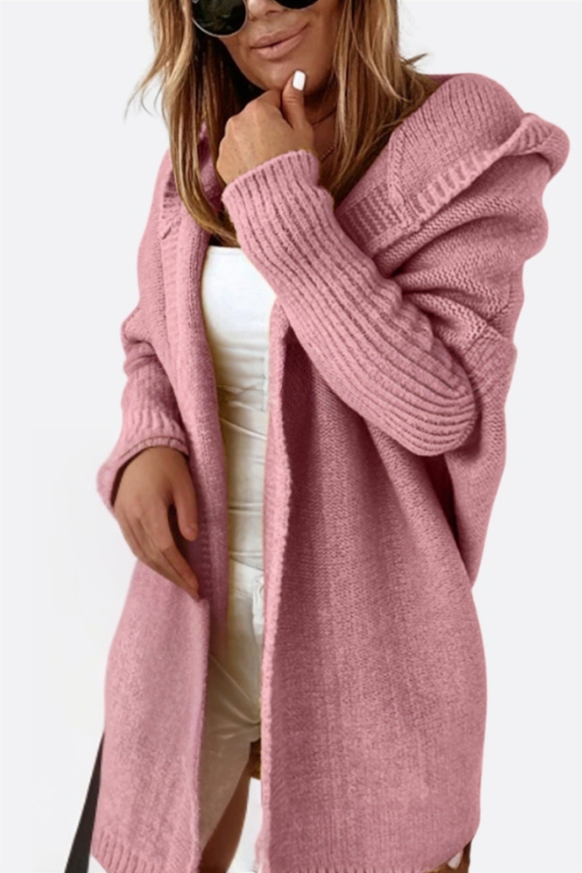Rosa lange Strickjacke mit Kapuze, offen über einem weißen Top getragen