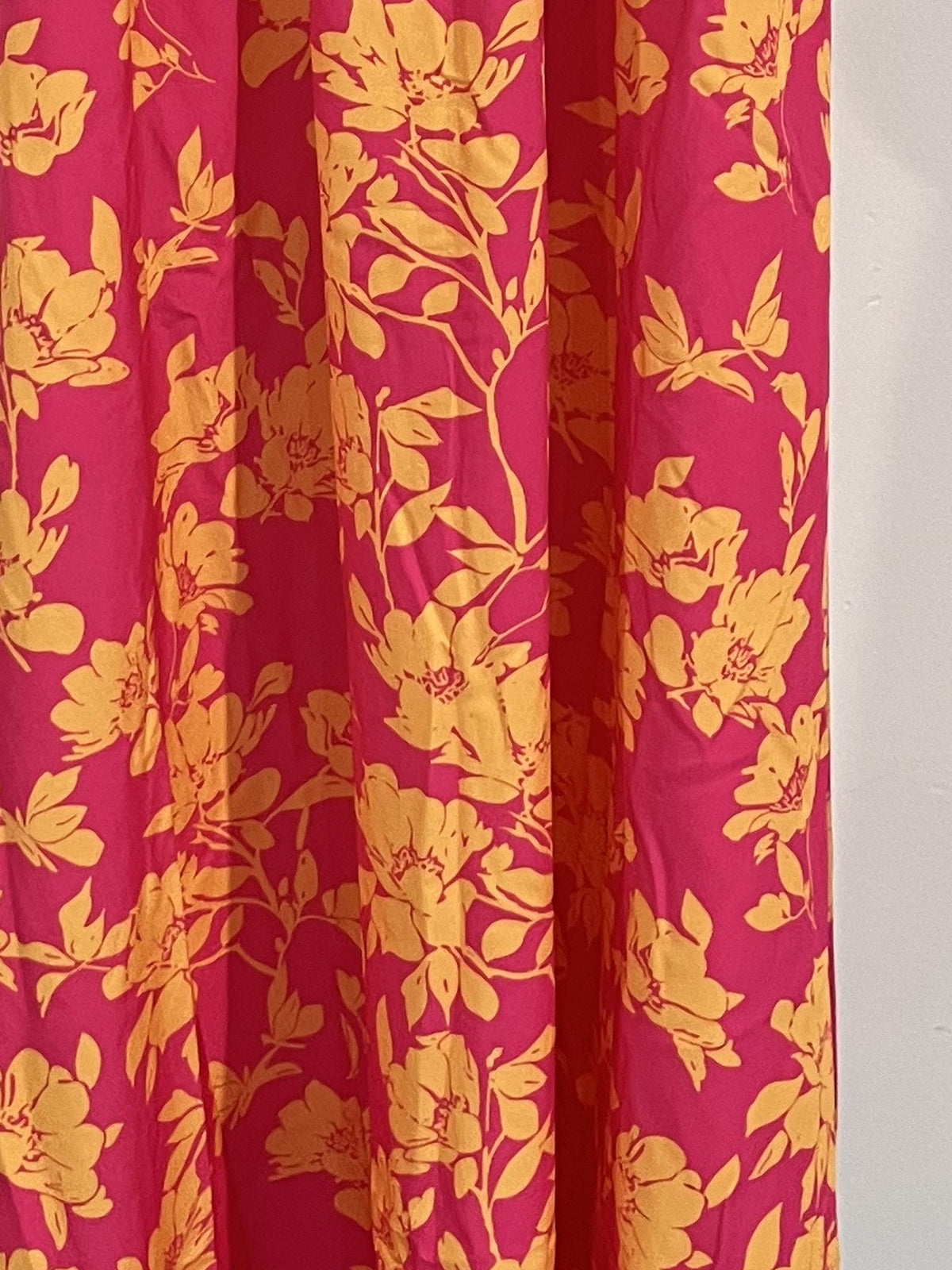 Maxikleid Damen – Nahaufnahme vom Stoff mit Blumenmuster-HauteBerlin