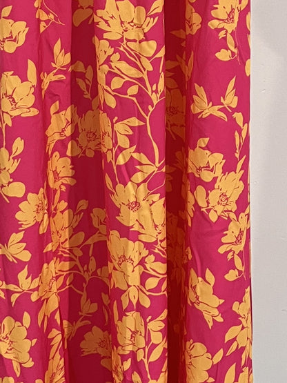 Maxikleid Damen – Nahaufnahme vom Stoff mit Blumenmuster-HauteBerlin