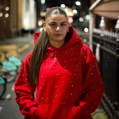 Roter Oversize-Hoodie mit Strass in der Stadt