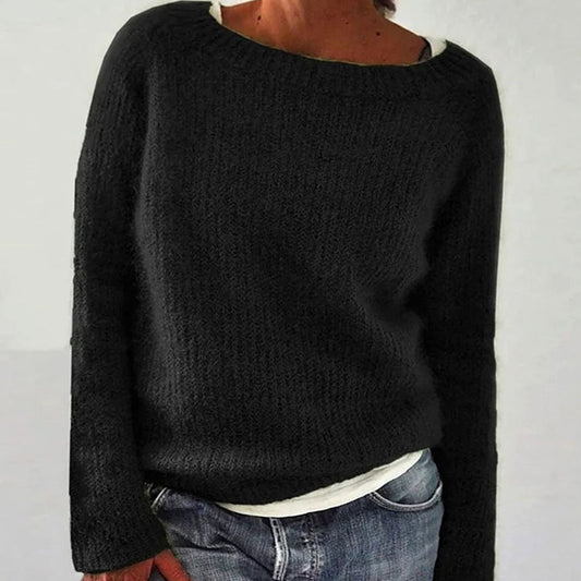 Oversize-Strickpullover in Schwarz mit weitem Rundhals, zur Jeans getragen