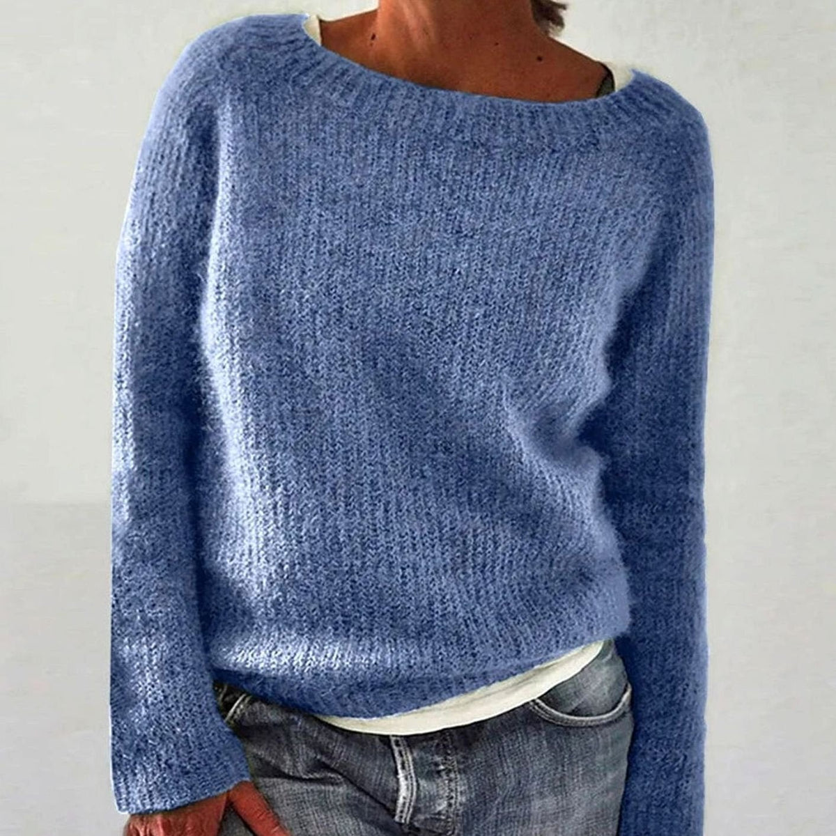 Oversize-Strickpullover in Jeansblau mit weitem Rundhals, zur Jeans getragen