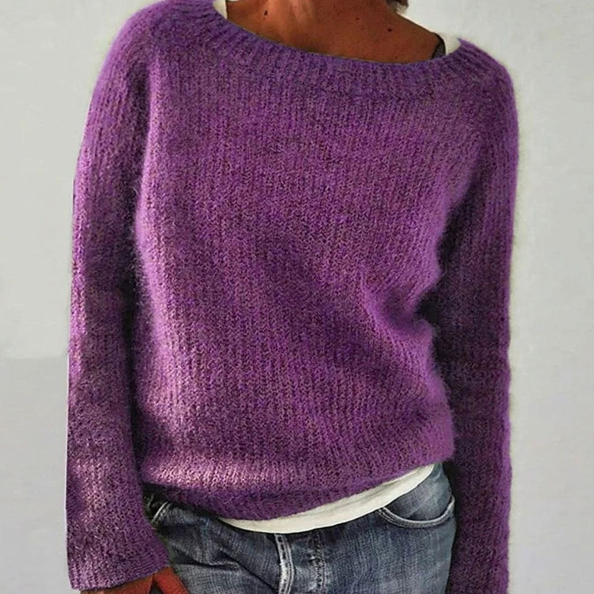 Oversize-Strickpullover in Lila mit weitem Rundhals, zur Jeans getragen