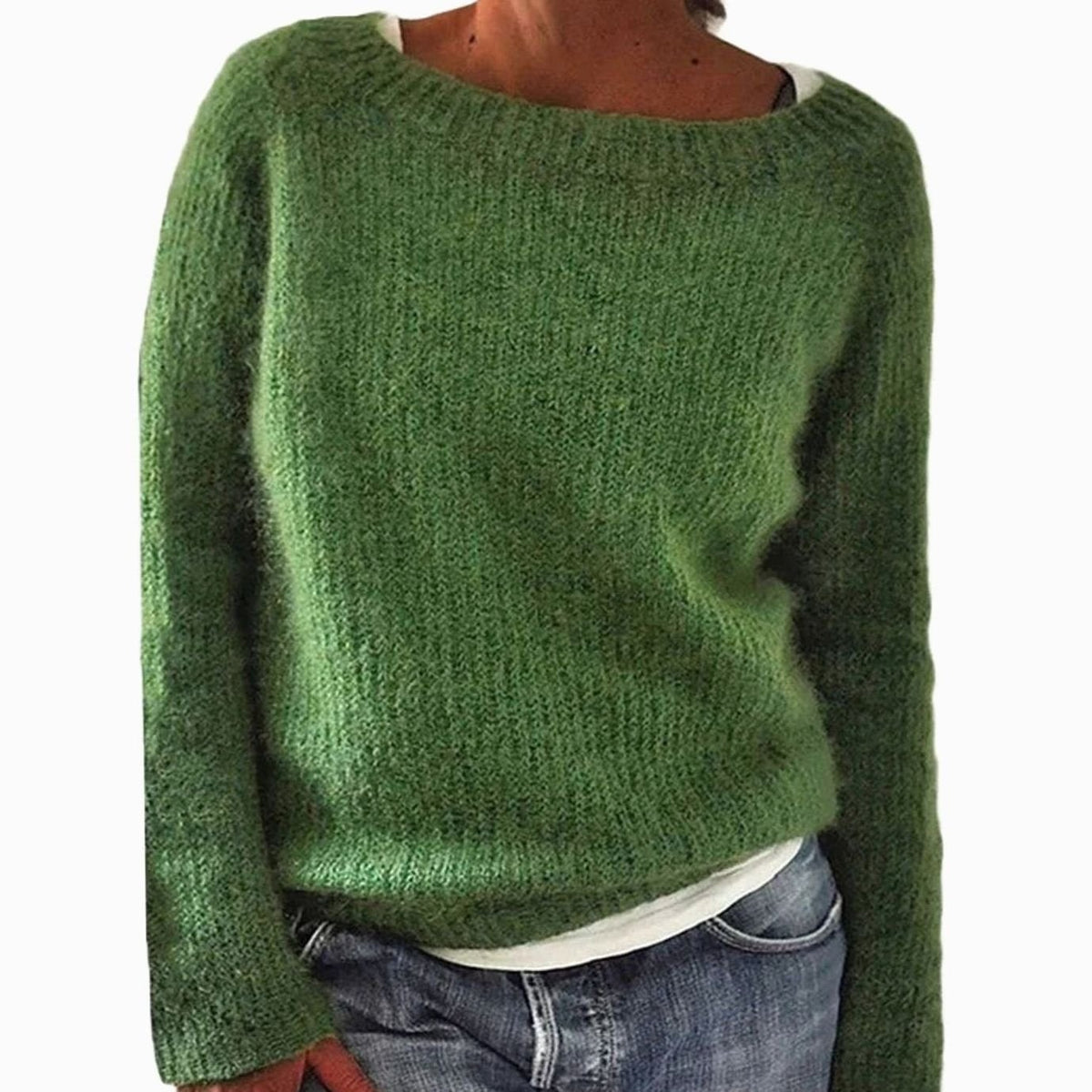 Oversize-Strickpullover in Moosgrün mit weitem Rundhals, zur Jeans getragen