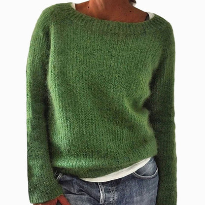 Oversize-Strickpullover in Moosgrün mit weitem Rundhals, zur Jeans getragen