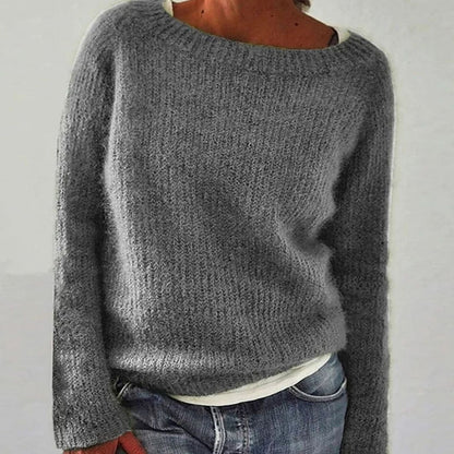 Oversize-Strickpullover in Grau mit weitem Rundhals, zur Jeans getragen
