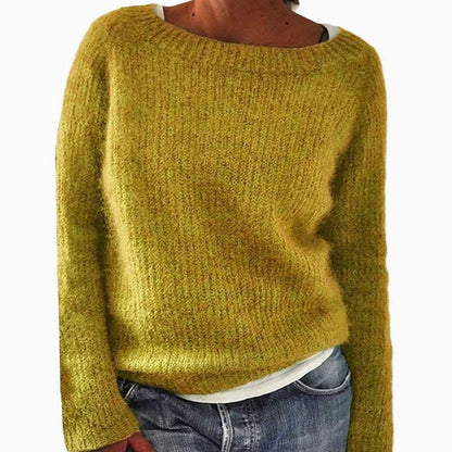 Oversize-Strickpullover in Senfgelb mit weitem Rundhals, zur Jeans getragen
