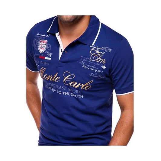 Blaues Poloshirt mit Kontrastkragen und Print, von Mann getragen | HauteBerlin