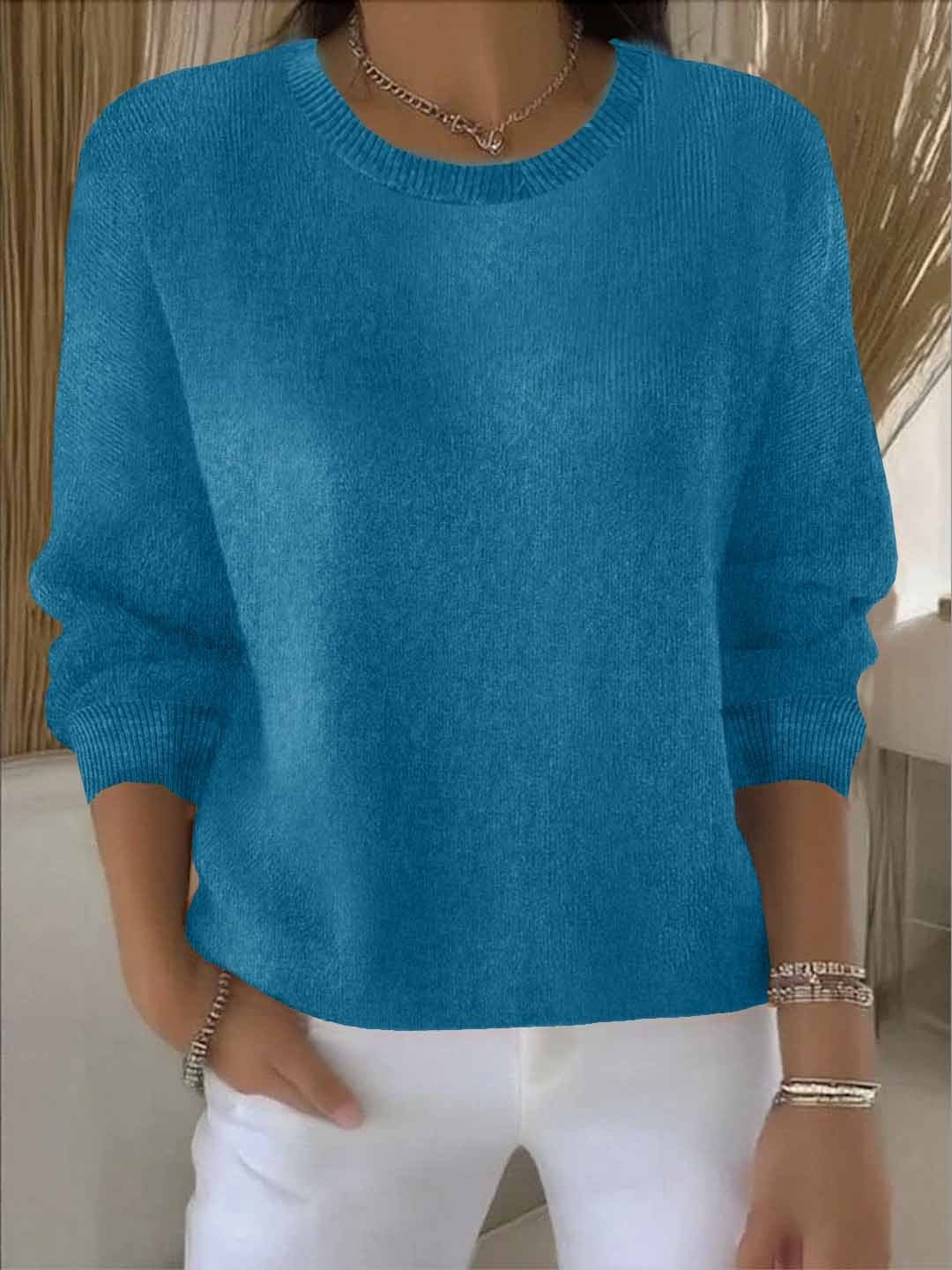 Oversize-Pullover aus Feinstrick in Petrolblau mit Rundhals, zur weißen Hose getragen