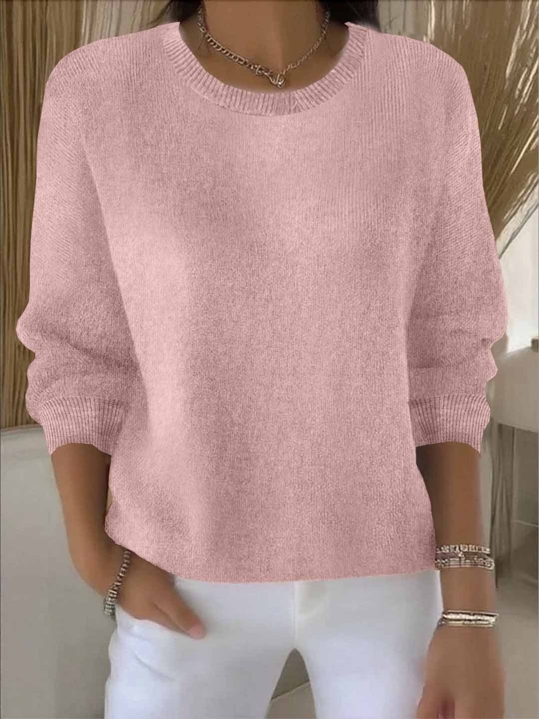 Oversize-Pullover aus Feinstrick in Rosa mit Rundhals, zur weißen Hose getragen