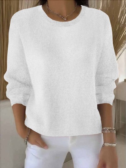 Oversize-Pullover aus Feinstrick in Weiß mit Rundhals, zur weißen Hose getragen