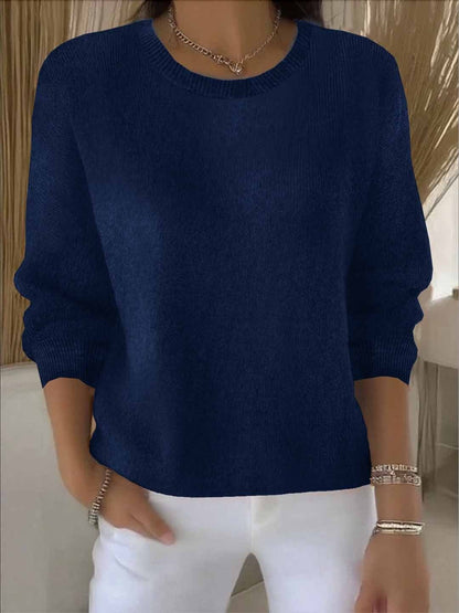 Oversize-Pullover aus Feinstrick in Marineblau mit Rundhals, zur weißen Hose getragen