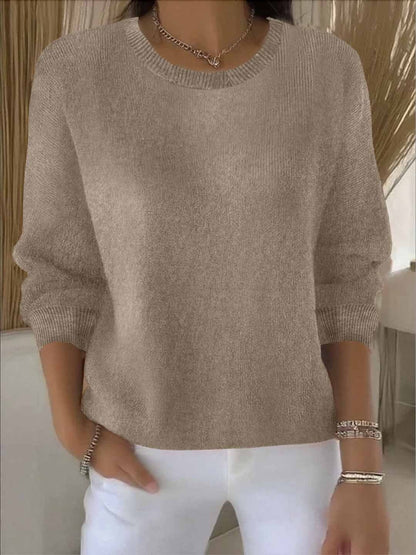 Oversize-Pullover aus Feinstrick in Taupe mit Rundhals, zur weißen Hose getragen